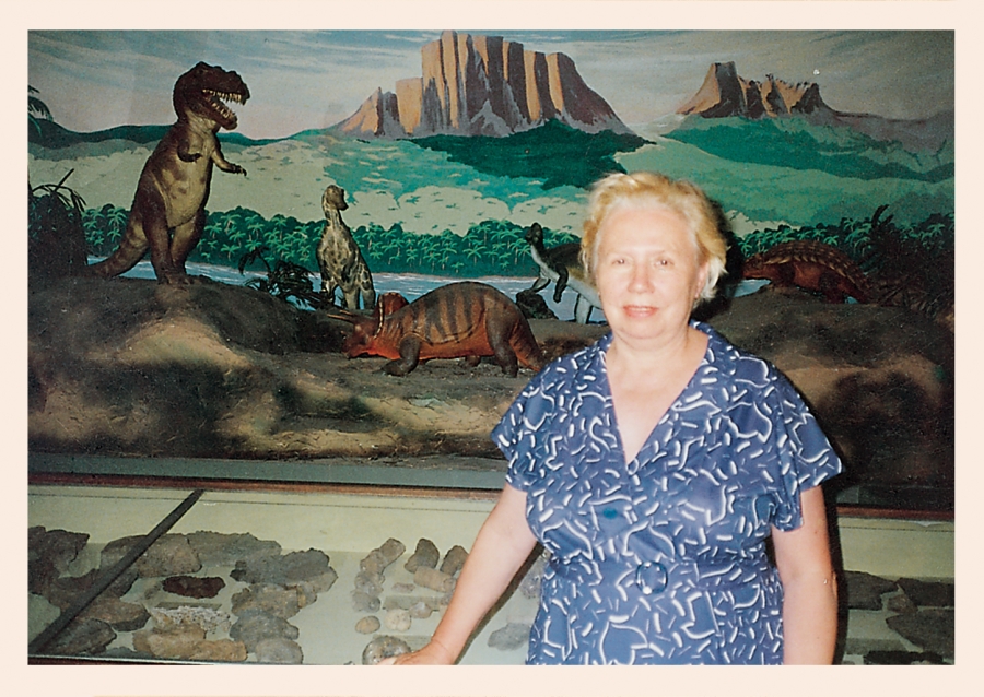 Ταξίδι στην Αμερική. Η Κίρα φωτογραφίζεται μπροστά στους αγαπημένους της δεινόσαυρους, για τους οποίους έγραψε και ένα από τα πιο πολυδιαβασμένα βιβλία της, Το τέλος των τεράτων.