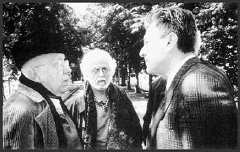 Σ ένα πάρκο του Παρισιού. Ο Κορνήλιος Καστοριάδης με τον Γιάννη Ηλιόπουλο και τον Γιώργο Γραμματικάκη (στο μέσον) | Πηγή: /www.costis.org