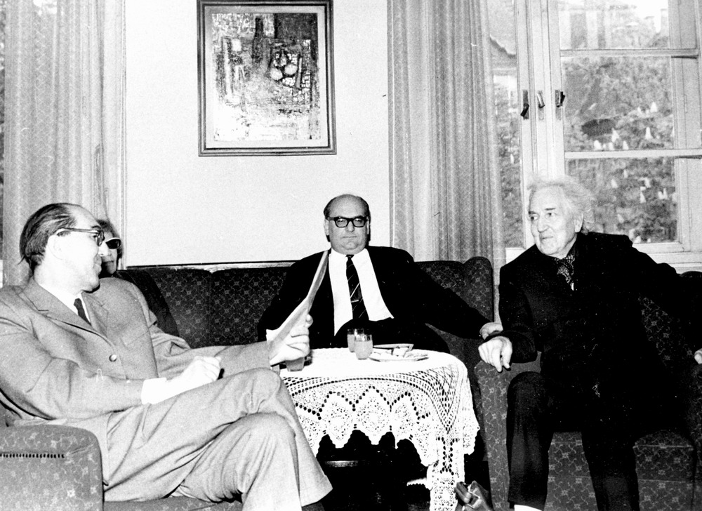 Μαζί με τη σύζυγο του Μπέριλ και τους  Laszlo Kery, Miklos Szentkuthy. University of Victoria, 6 Μαΐου 1968.