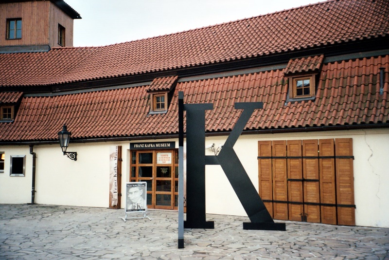 Ο εξωτερικός χώρος του Μουσείου Franz Kafka στην Πράγα.
