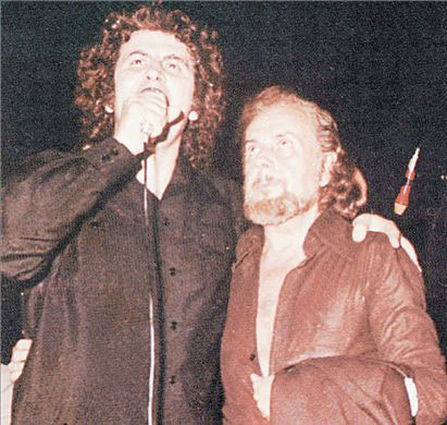Με τον Μίκη Θεοδωράκη στο Στάδιο Καραϊσκάκη, 1974