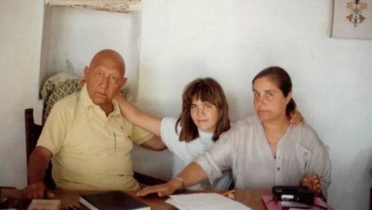 Ο Κορνήλιος Καστοριάδης με τη σύζυγό του Ζωή και την κόρη του Κυβέλη στην Τήνο | Πηγή: CNN Greece