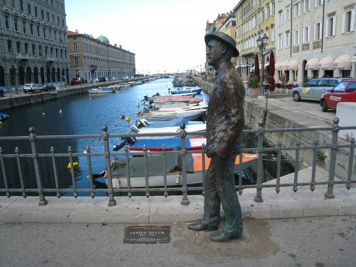 Άγαλμα του Τζαίημς Τζόυς στο λιμάνι της Τεργέστης, όπου έγραψε μεγάλο μέρος του Οδυσσέα.