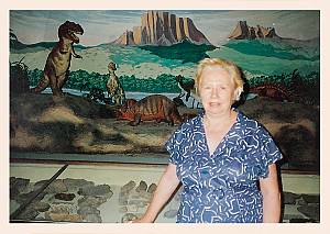 Ταξίδι στην Αμερική. Η Κίρα φωτογραφίζεται μπροστά στους αγαπημένους της δεινόσαυρους, για τους οποίους έγραψε και ένα από τα πιο πολυδιαβασμένα βιβλία της, Το τέλος των τεράτων.