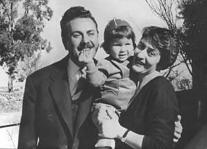 Με την κόρη του Έρη και τη σύζυγό του Φαλίτσα, 1956