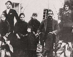 Ο Τάσος Τούσης (όρθιος αριστερά) με την οικογένειά του. Ηταν 25 ετών όταν έπεσε νεκρός από τα πυρά της Χωροφυλακής. Αυτοκινητιστής στο επάγγελμα, κατάγονταν από το Ασβεστοχώρι. Η φωτογραφία του νεκρού νεαρού κομμουνιστή εργάτη που δημοσίευσε ο Ριζοσπάστ