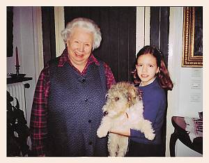 Η μεγάλη και η μικρή Κίρα, με την αγαπημένη τους σκυλίτσα.