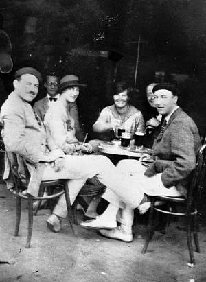 Παρίσι, αρχές της δεκαετίας του 1920. Ο Τζόυς (πίσω στο βάθος) σε κοινή παρέα με τον Έρνεστ Χέμινγουεϊ