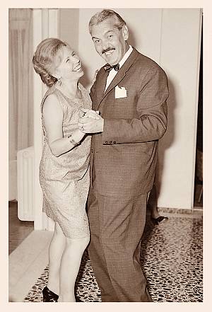 Τέληδεκαετίας 1960, Κηφισιά.Χορεύοντας με τον Ελληνορώσο ζωγράφο Γιούρι Σπυρόπουλο.